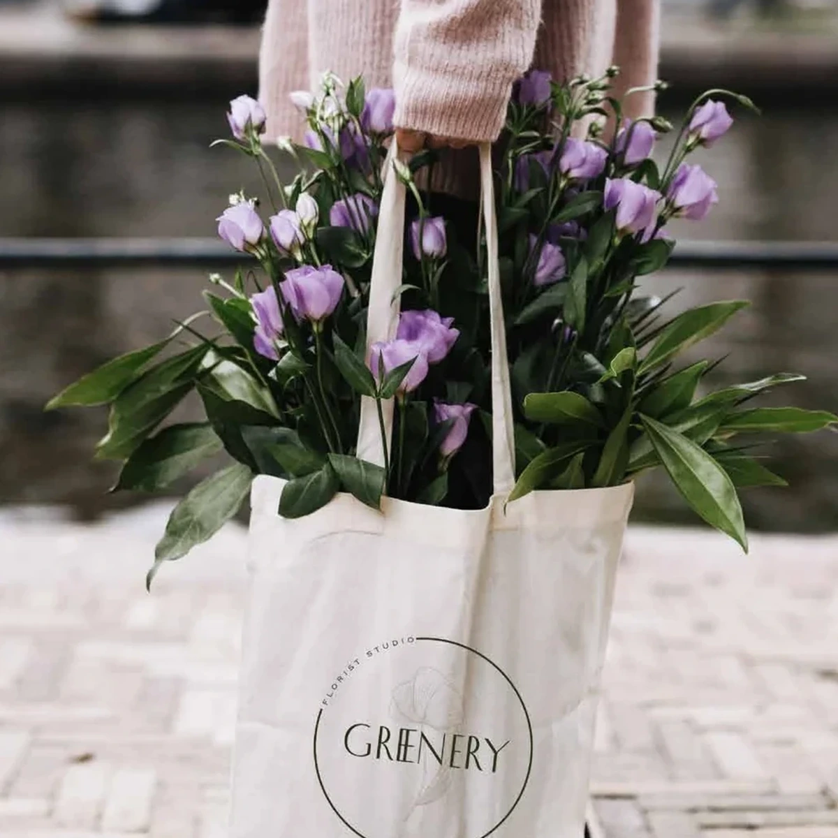 Bolsa floral con identidad visual de Greenery